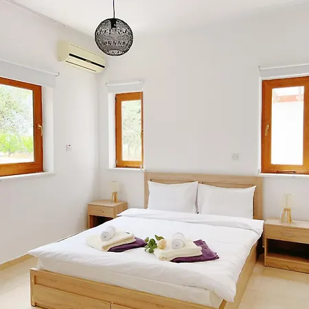 White Mountain Pool Villa